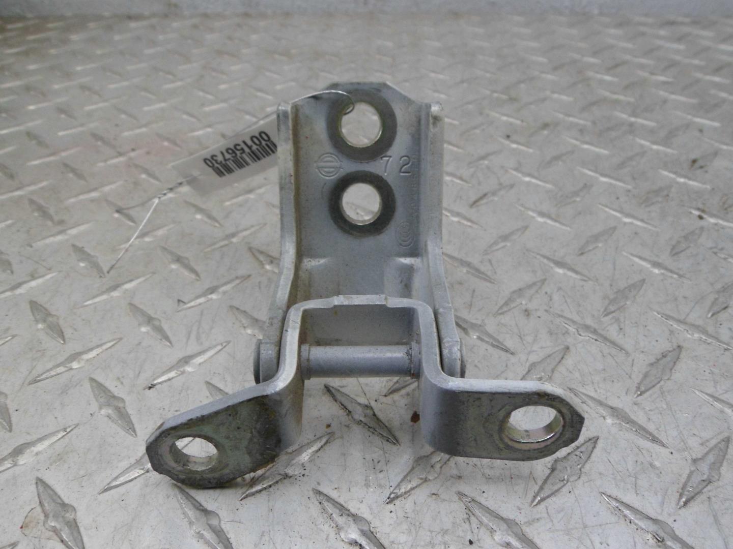 Петля двери передней