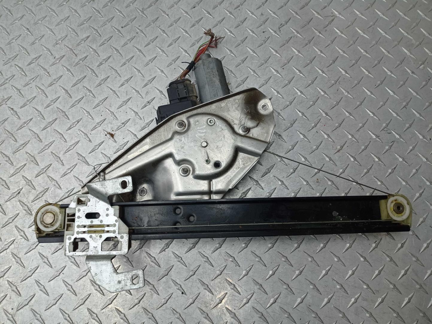 Стеклоподъемник электр. задний левый