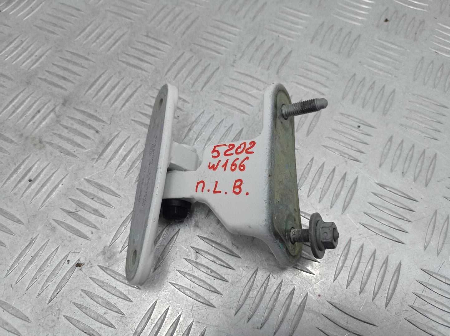 Петля двери передней