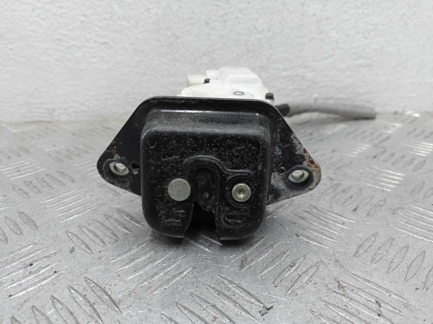 Замок багажника