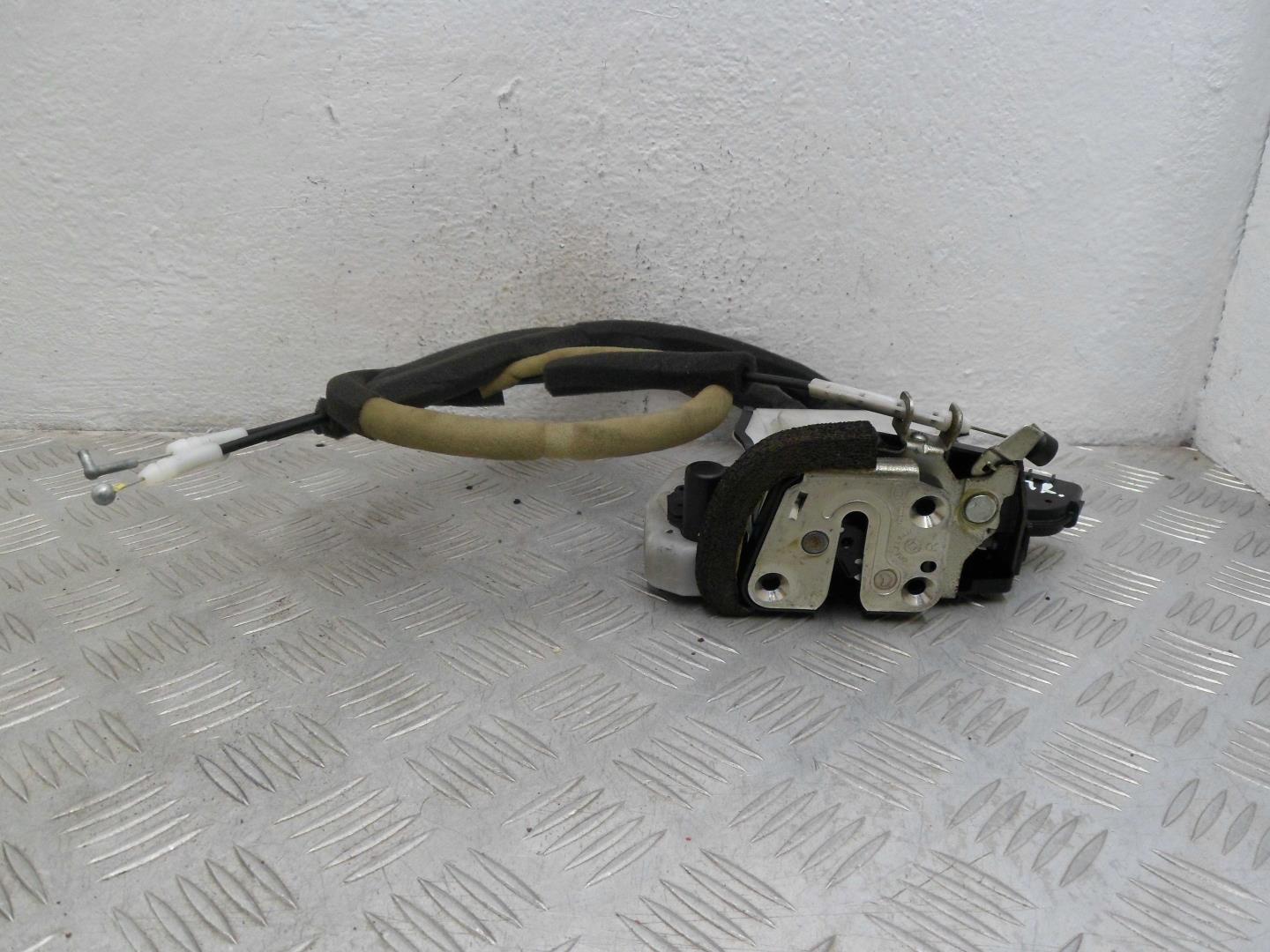 Замок двери передней правой