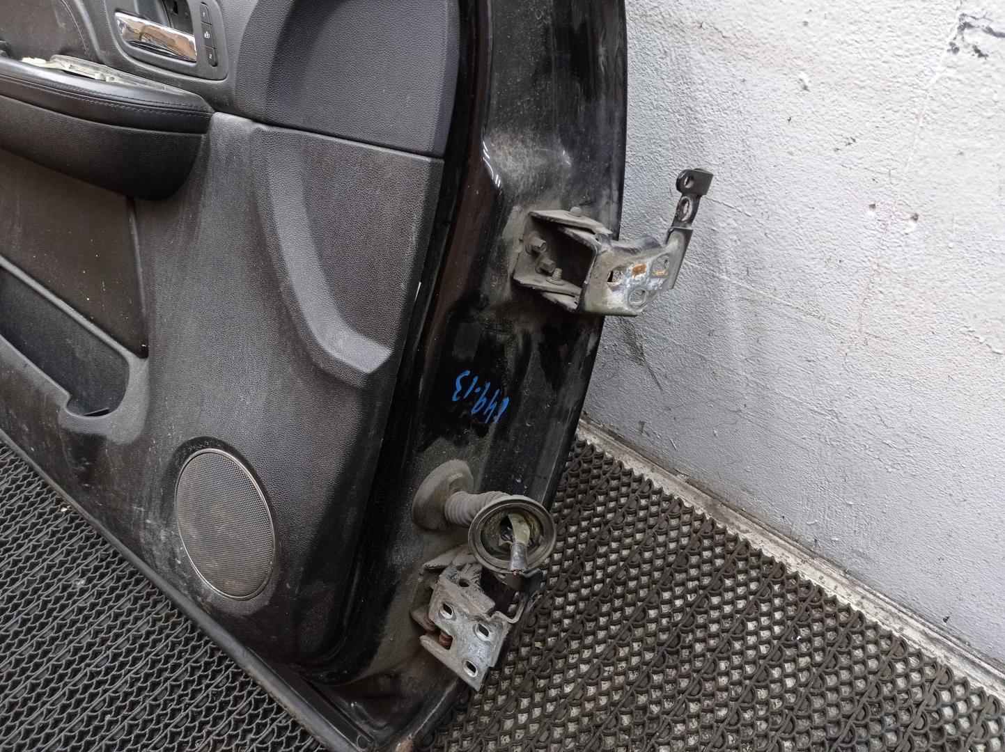 Замок двери передней левой