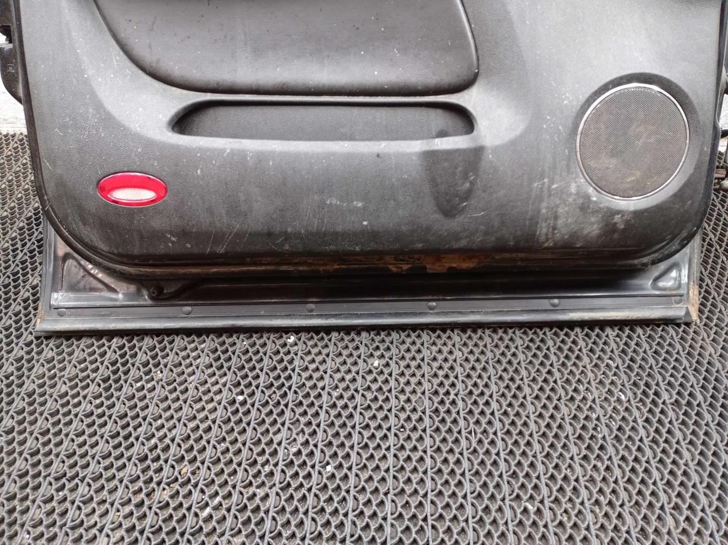 Замок двери передней левой