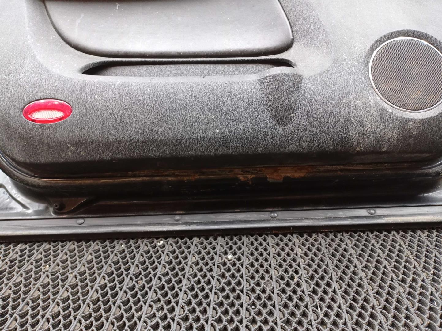 Замок двери передней левой