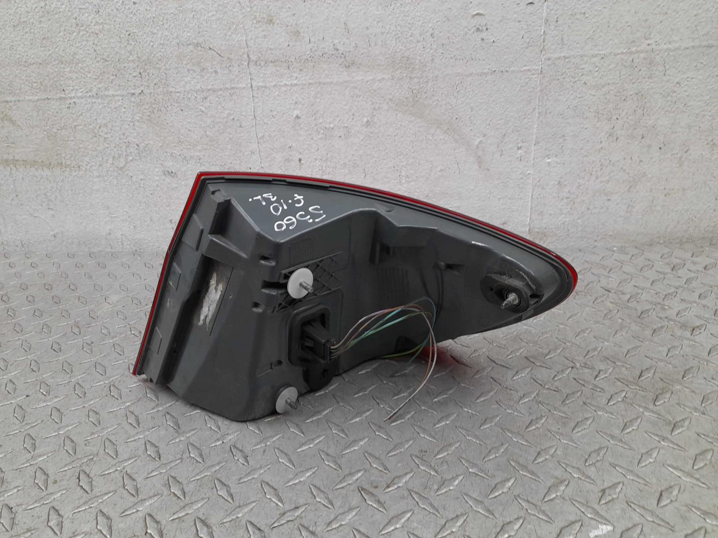 Фонарь задний наружный левый