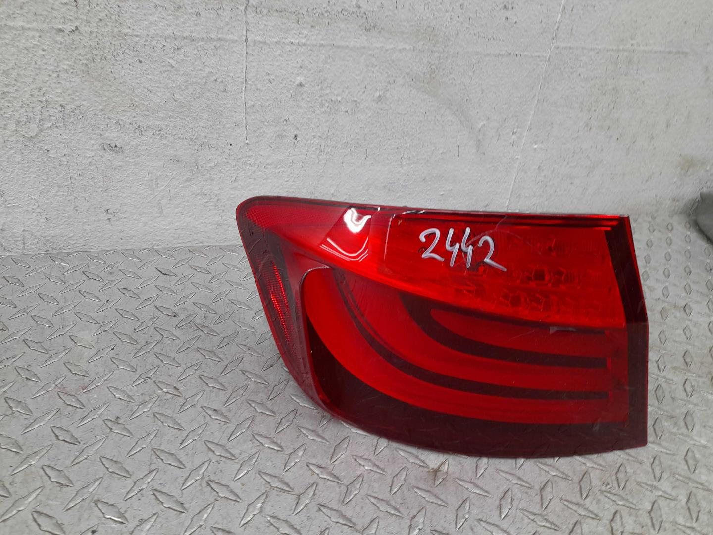 Фонарь задний наружный левый