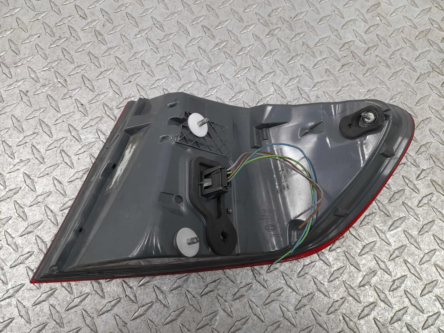 Фонарь задний наружный левый