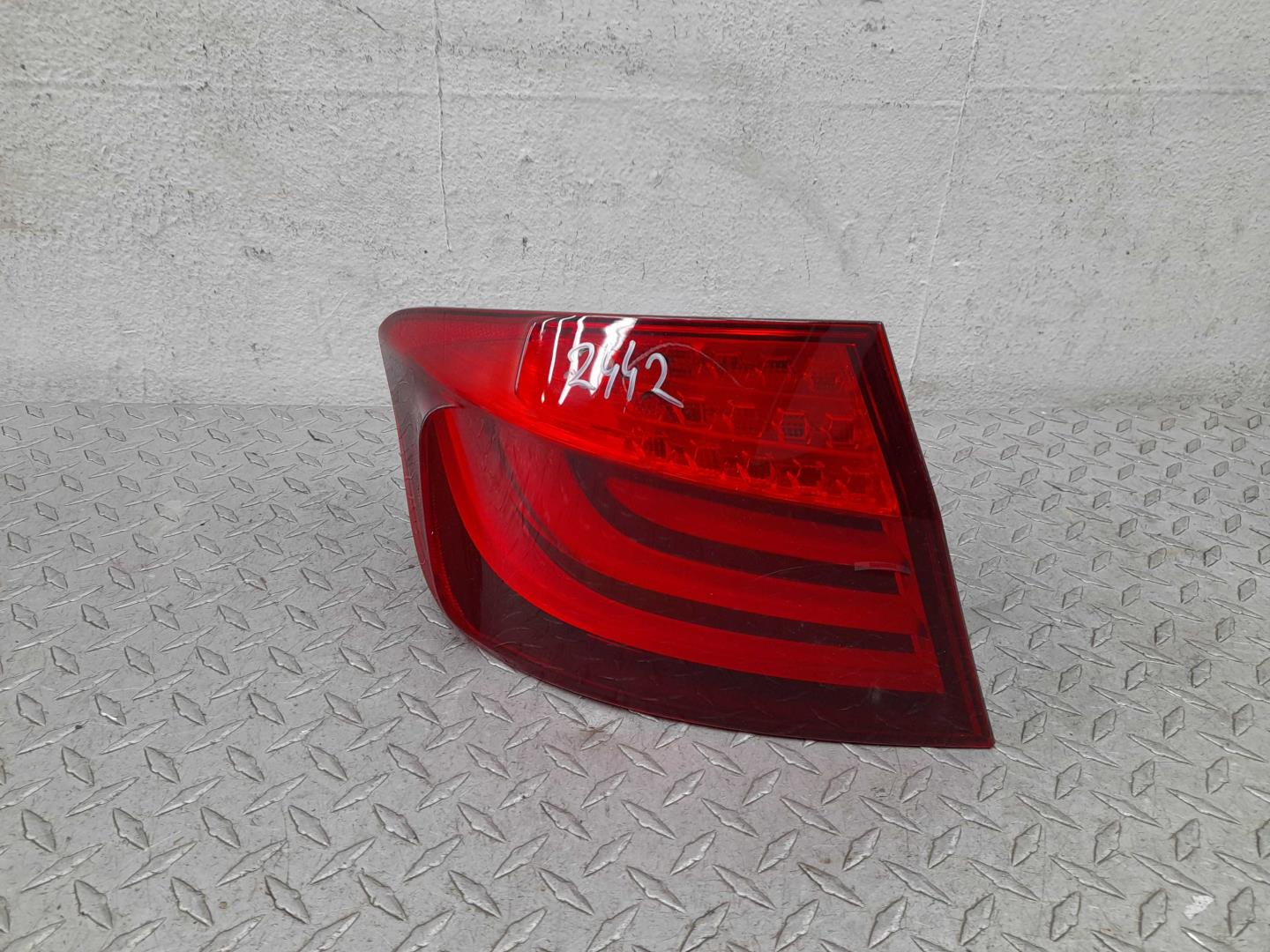 Фонарь задний наружный левый