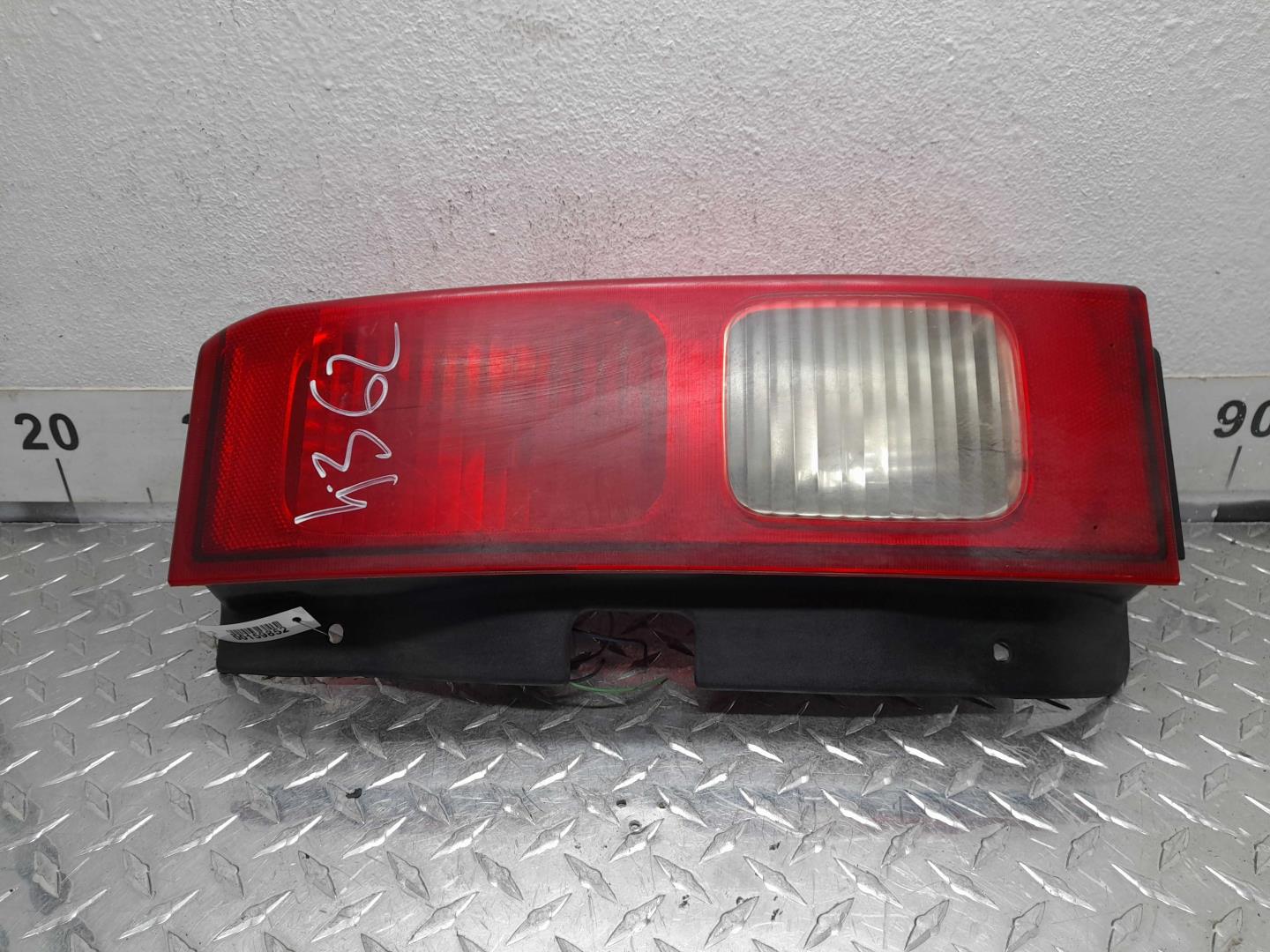 Фонарь задний наружный правый