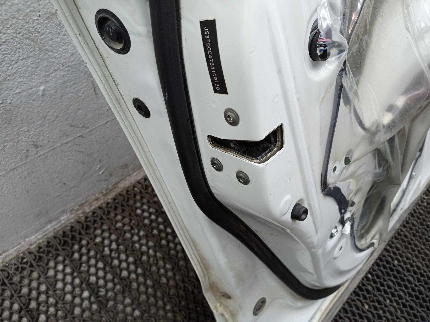 Стекло двери передней левой