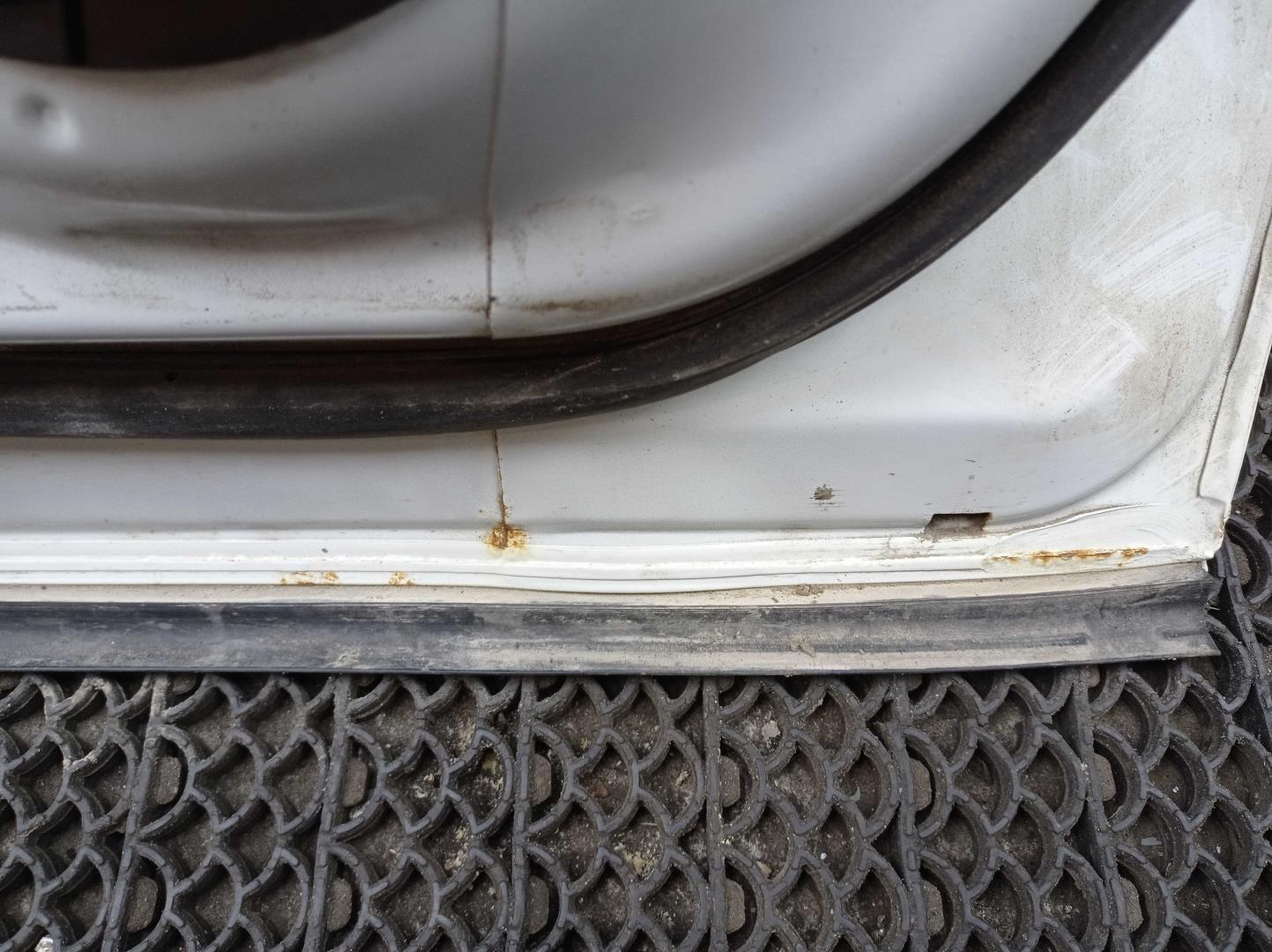 Стекло двери передней левой