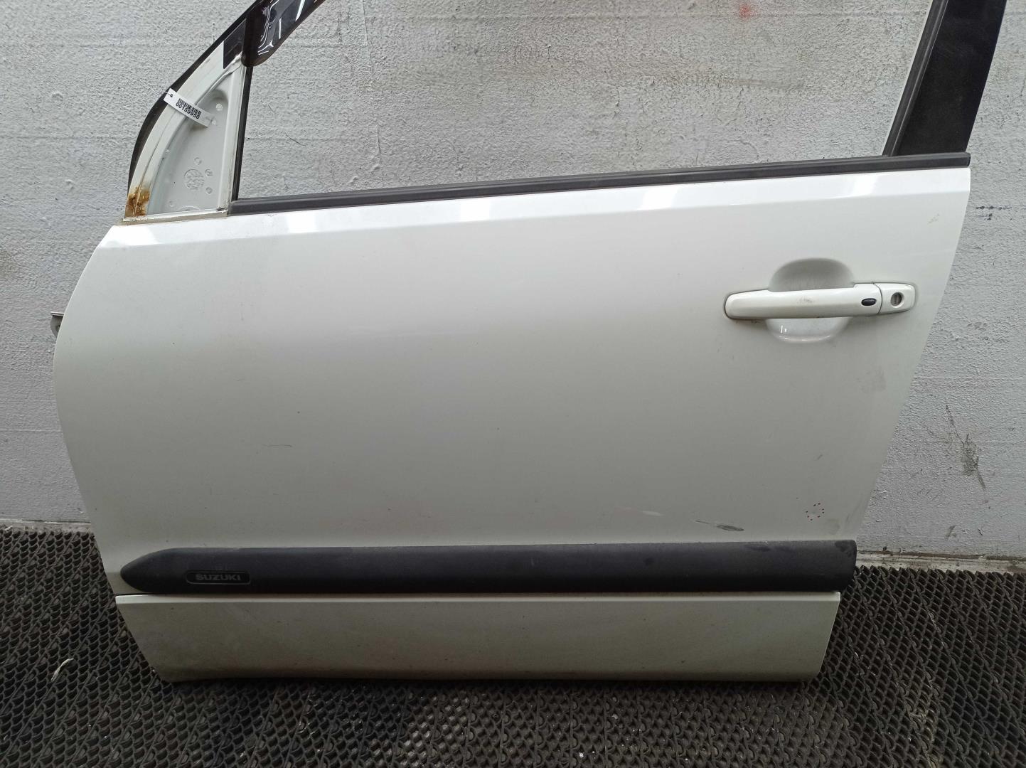 Стекло двери передней левой