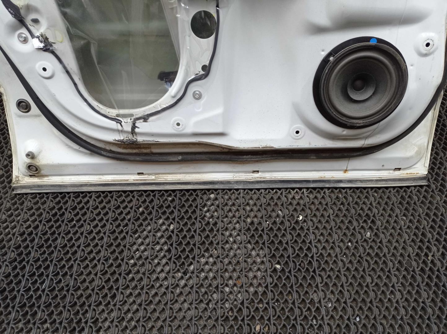 Стекло двери передней левой