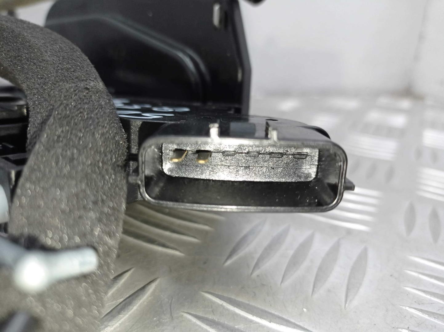 Замок двери задней левой