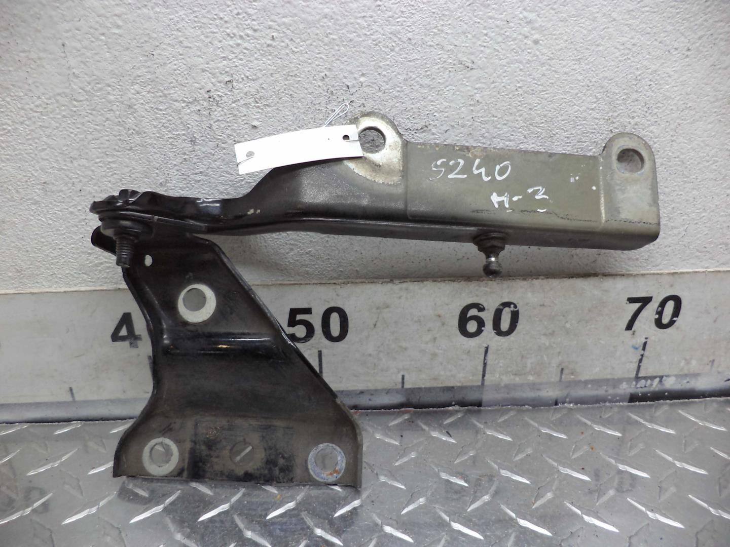 Петля капота правая