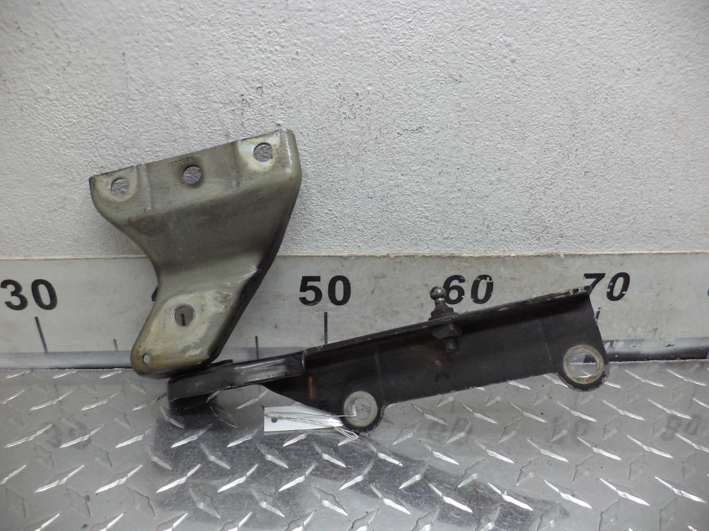 Петля капота правая