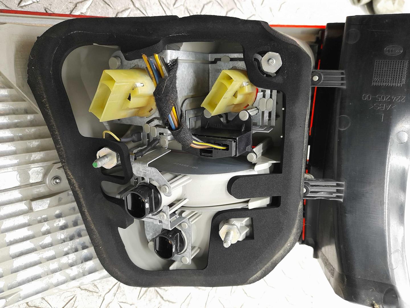 Фонарь задний наружный левый