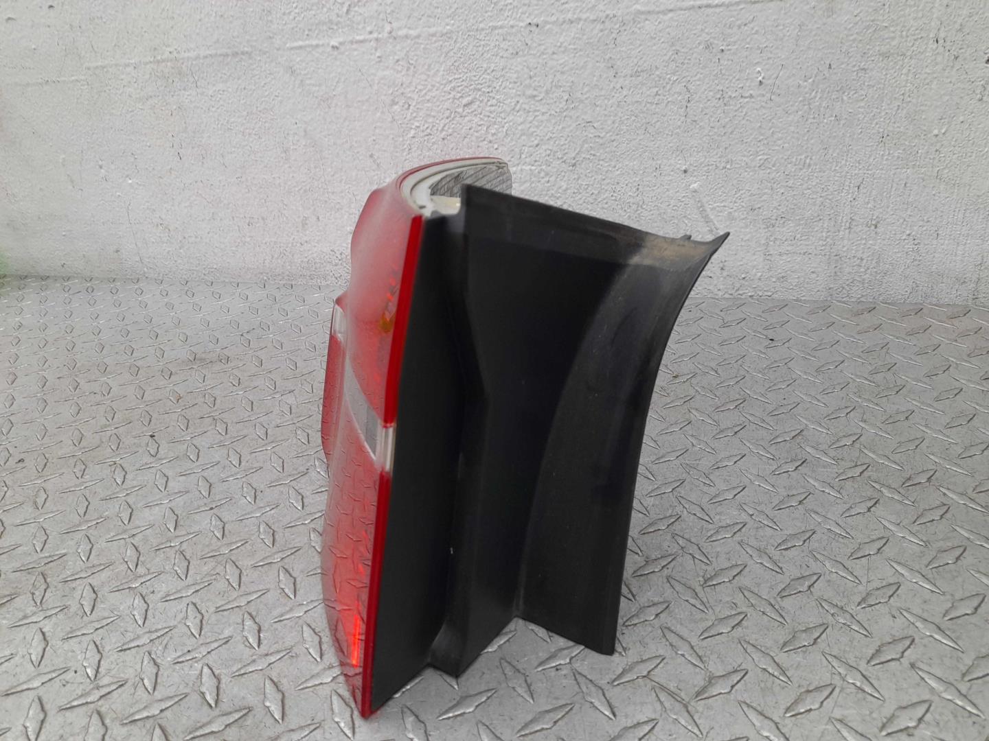 Фонарь задний наружный левый