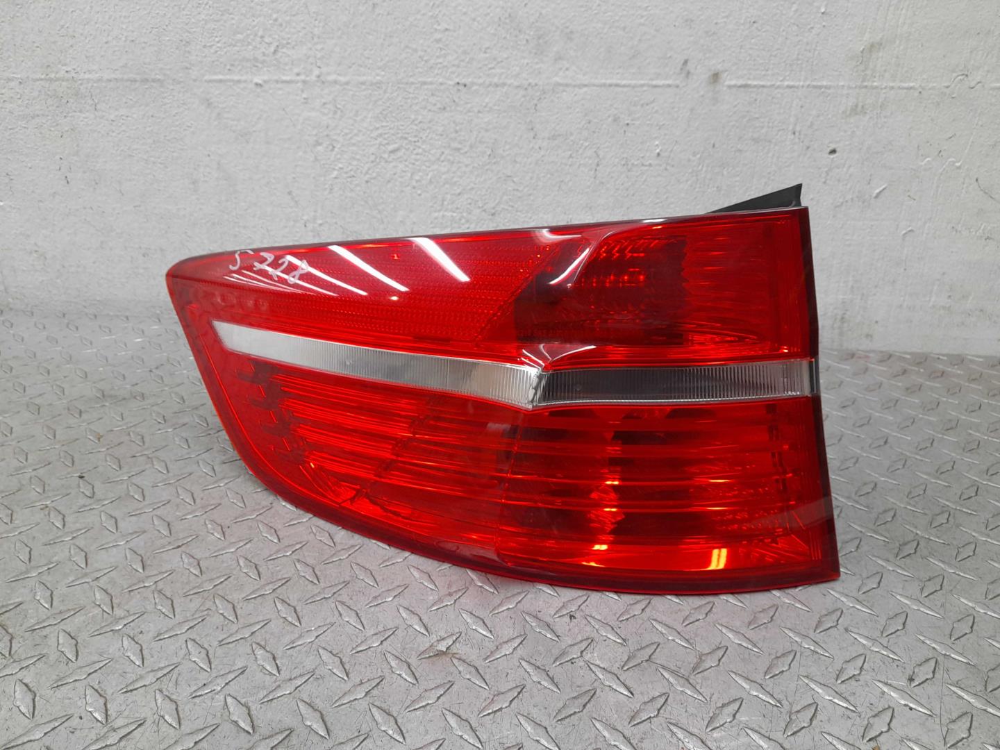 Фонарь задний наружный левый