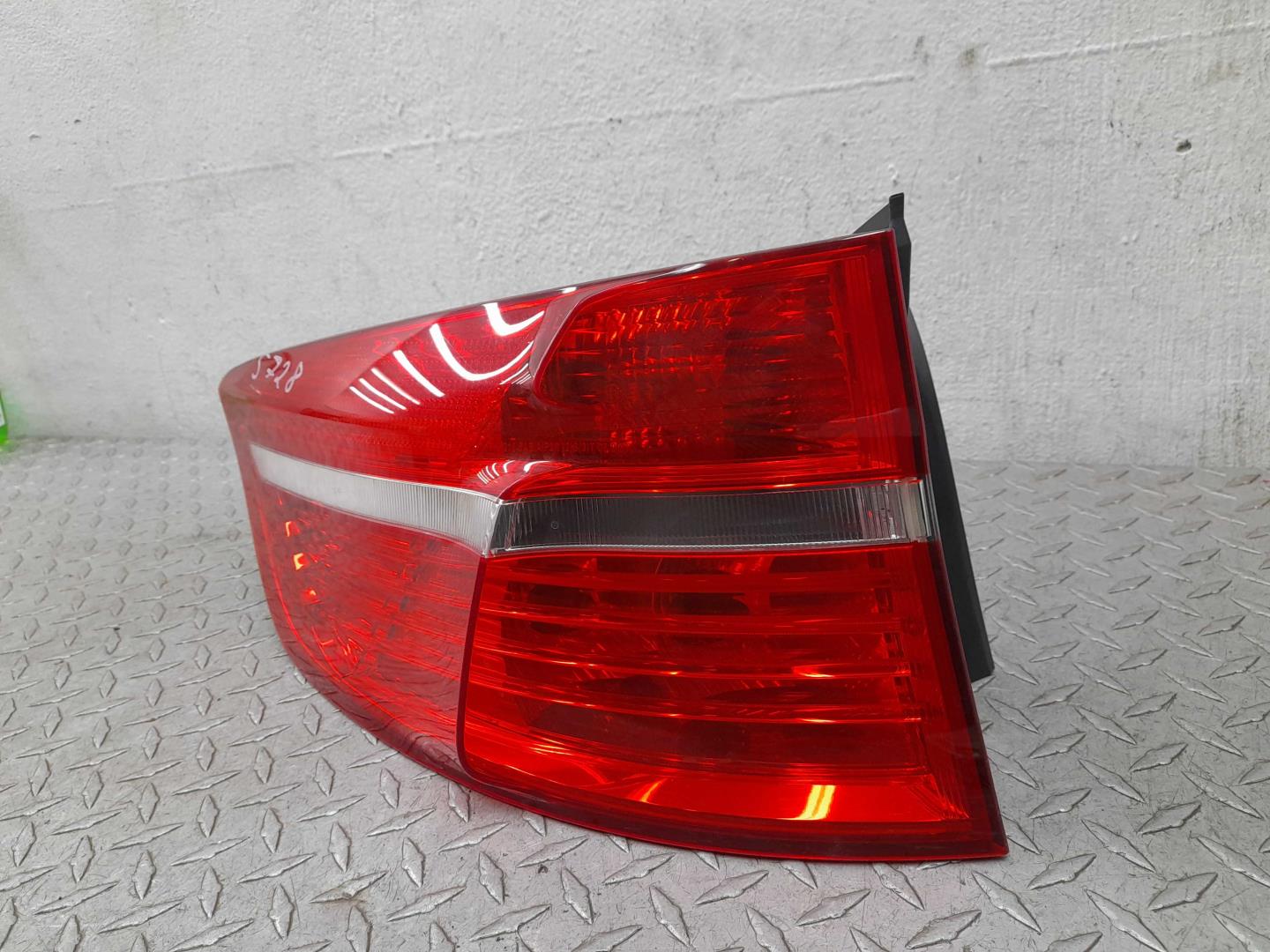 Фонарь задний наружный левый