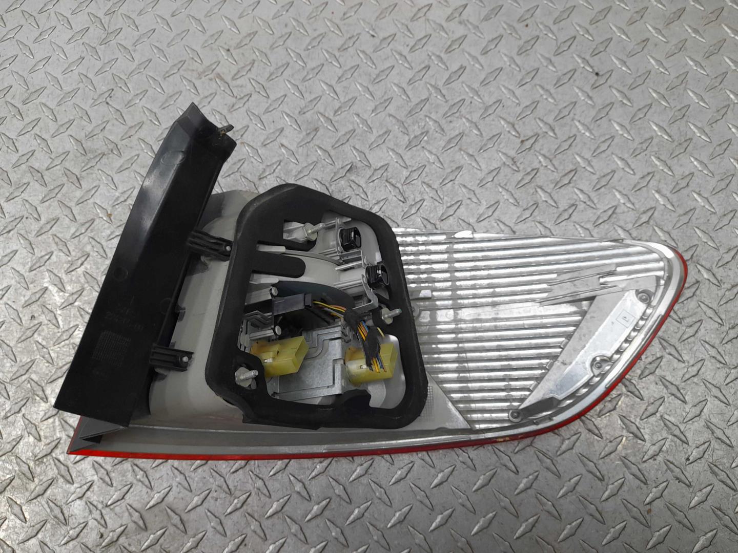 Фонарь задний наружный левый