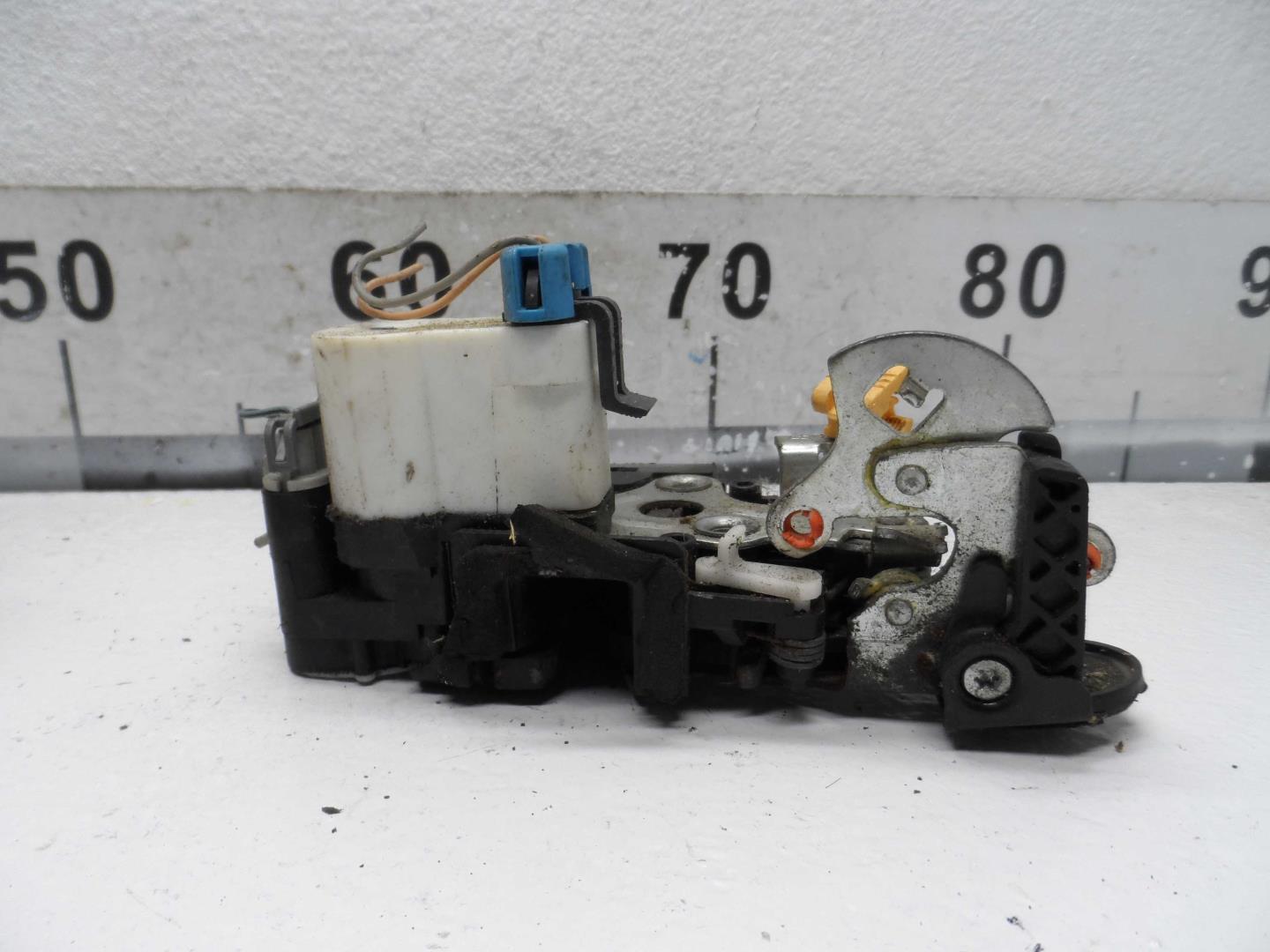 Замок двери задней левой