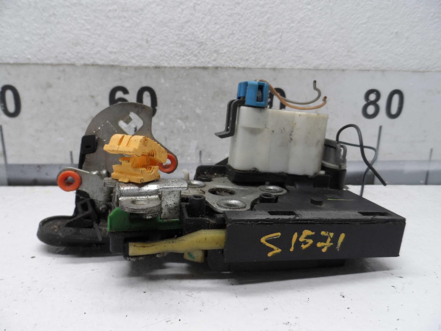 Замок двери задней левой