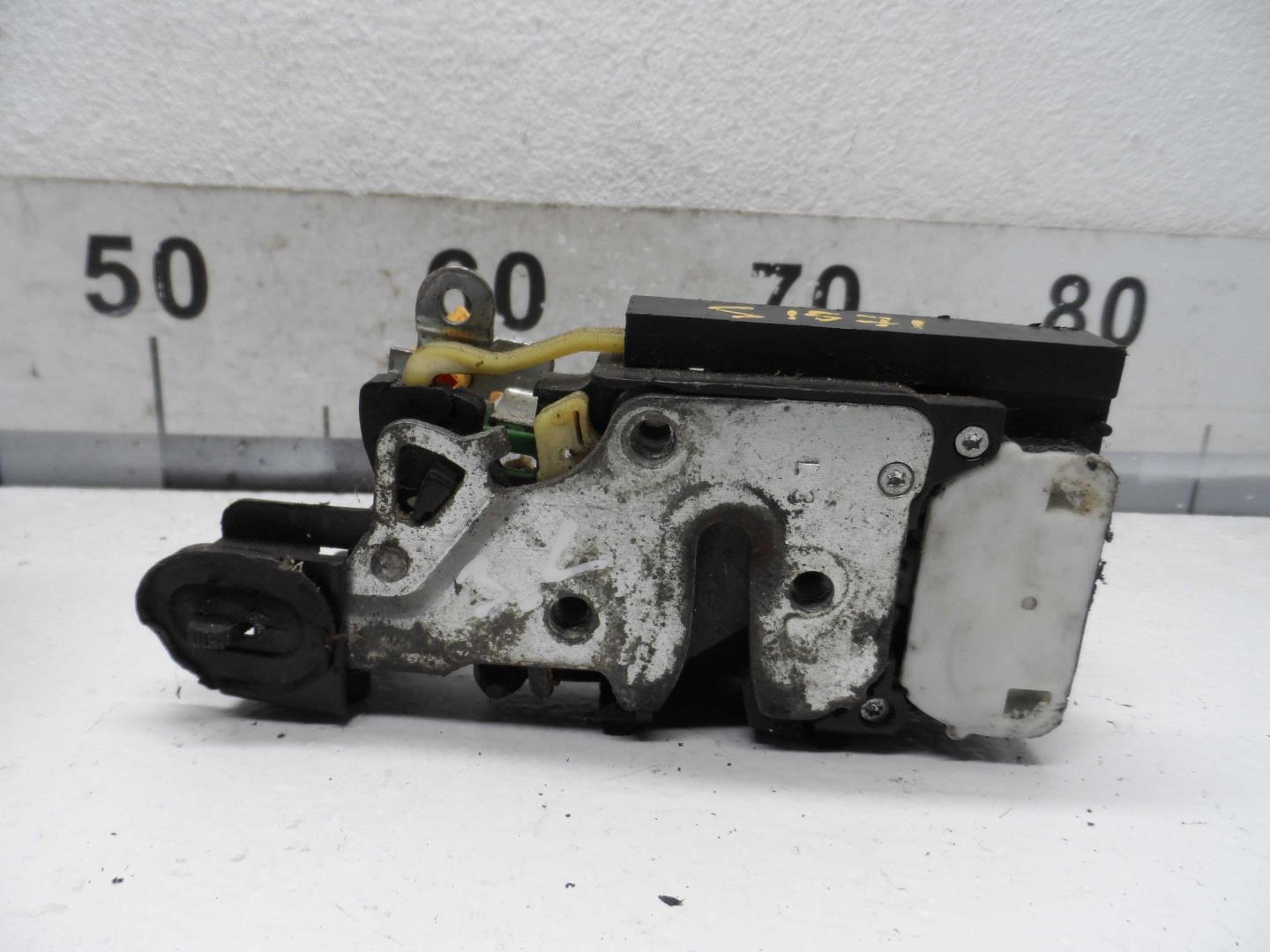 Замок двери задней левой