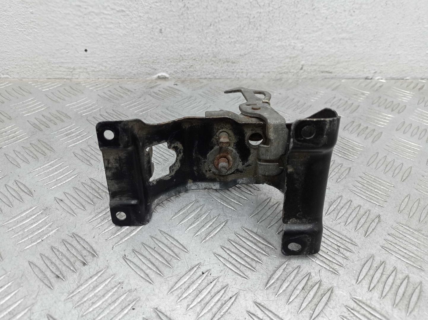 Замок капота