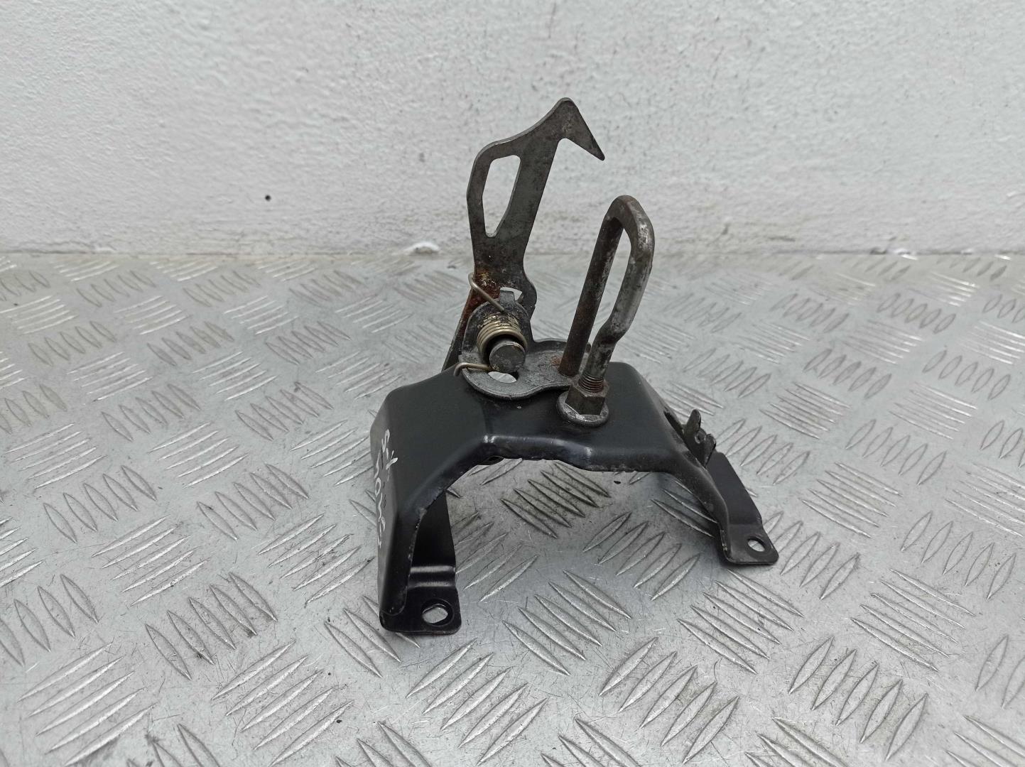 Замок капота