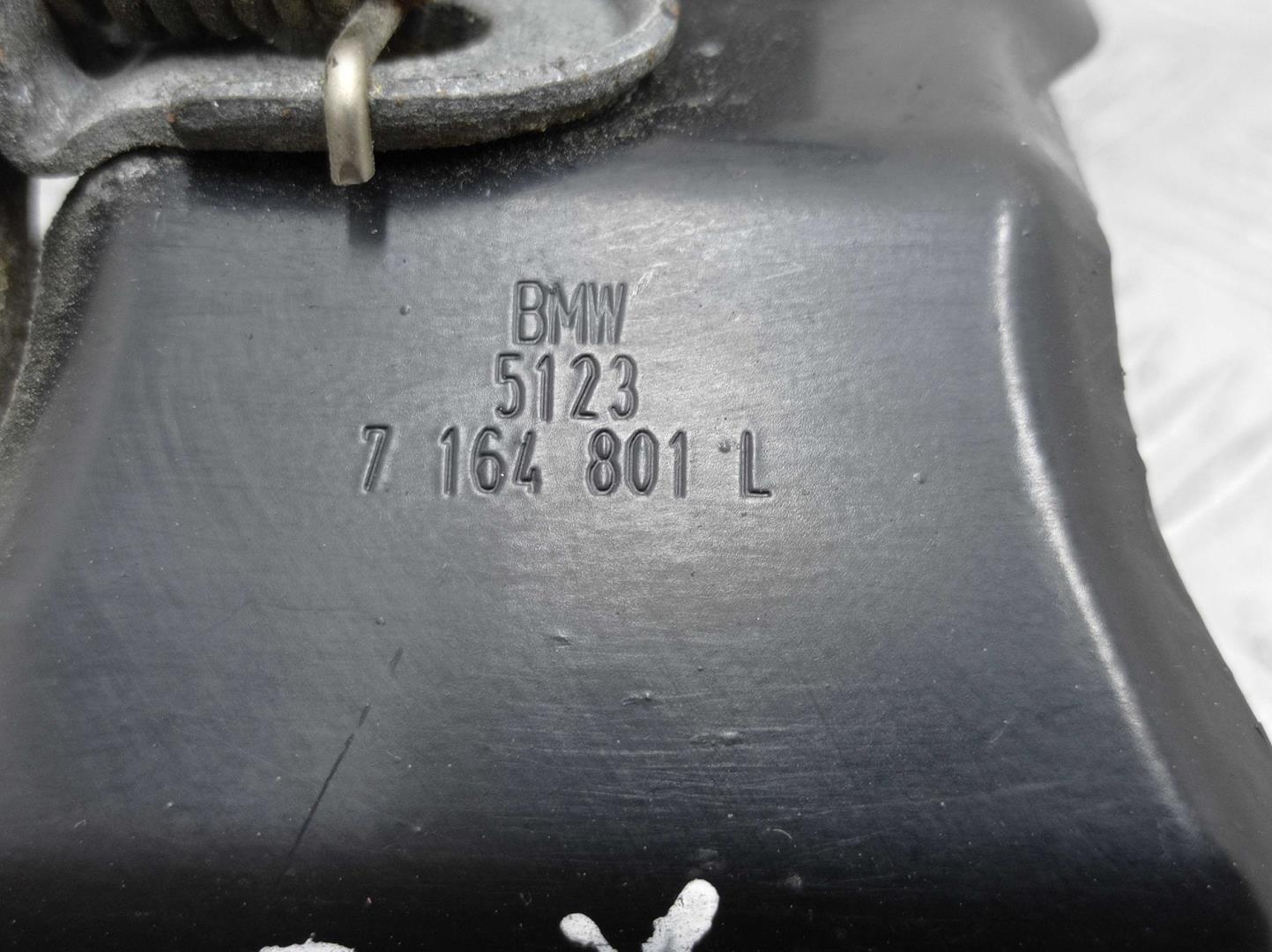 Замок капота