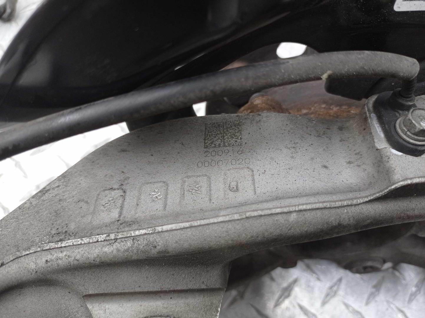 Кулак поворотный передний правый