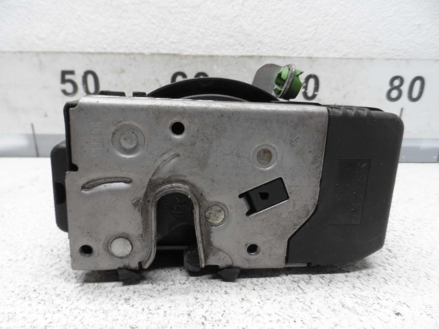 Замок двери передней левой