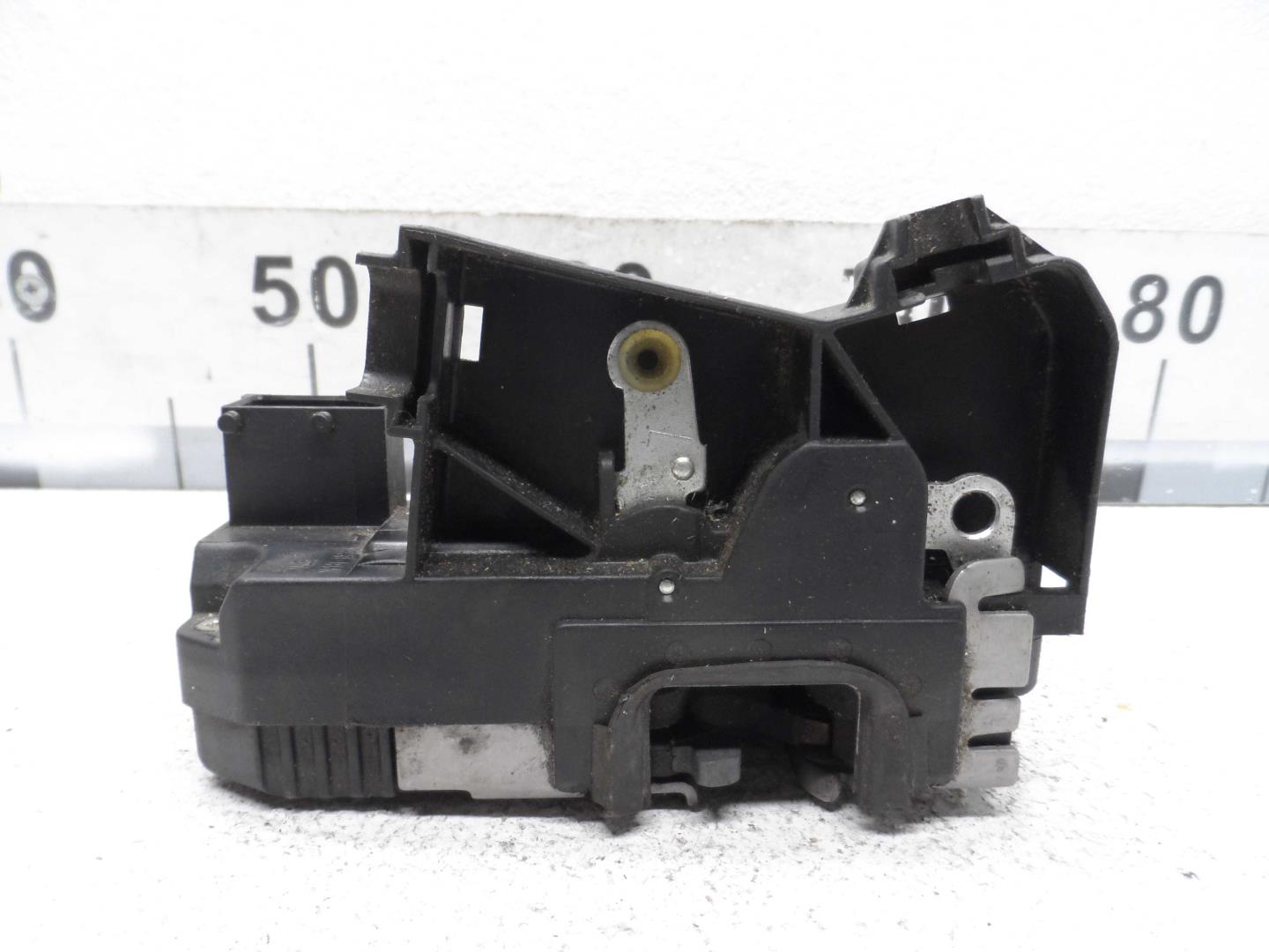 Замок двери передней левой