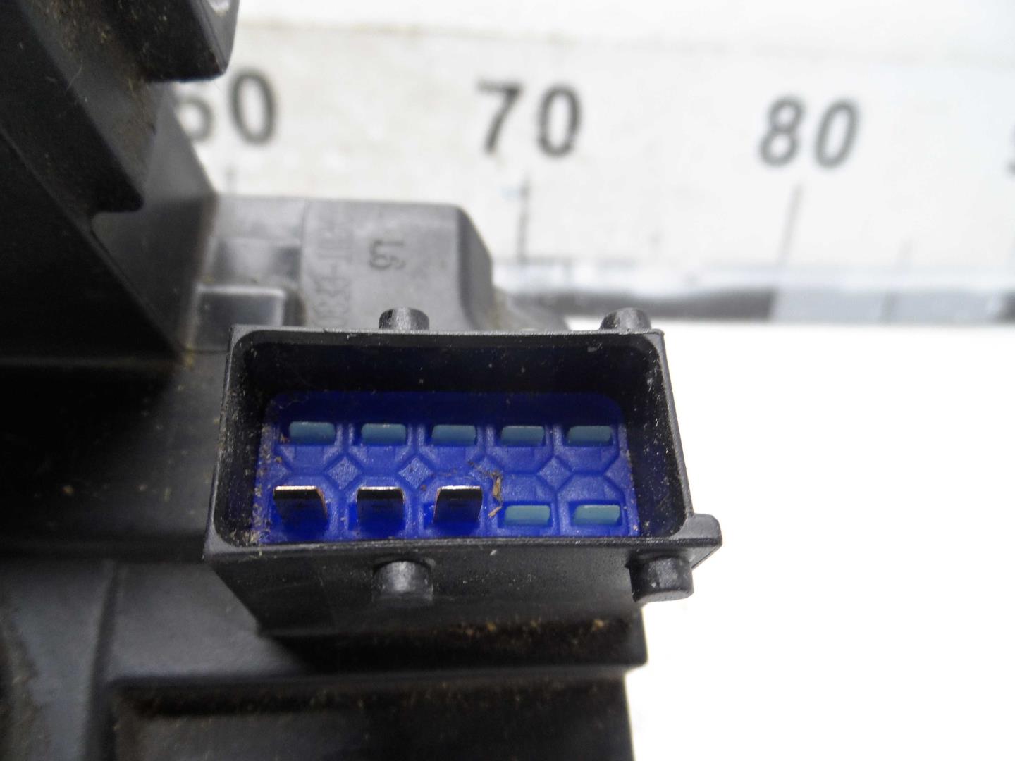 Замок двери передней левой