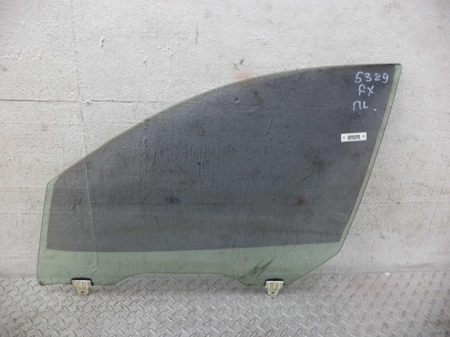 Стекло двери передней левой