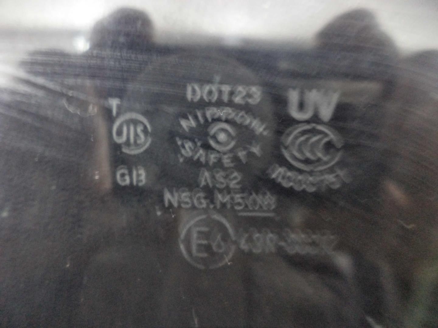 Стекло двери передней левой