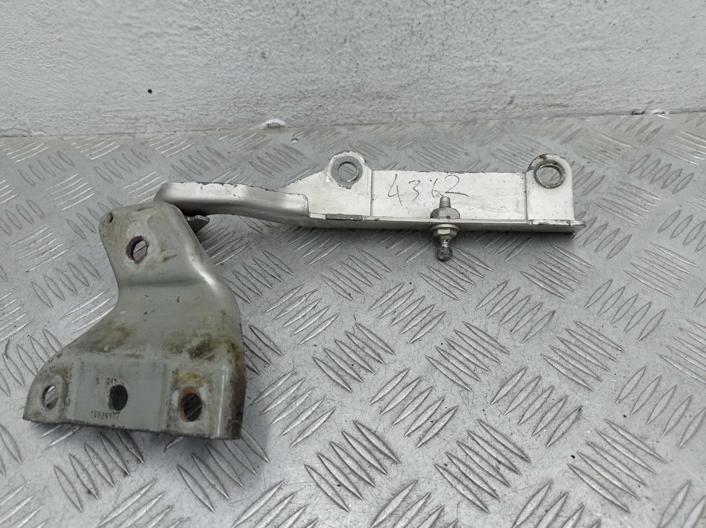 Петля капота левая