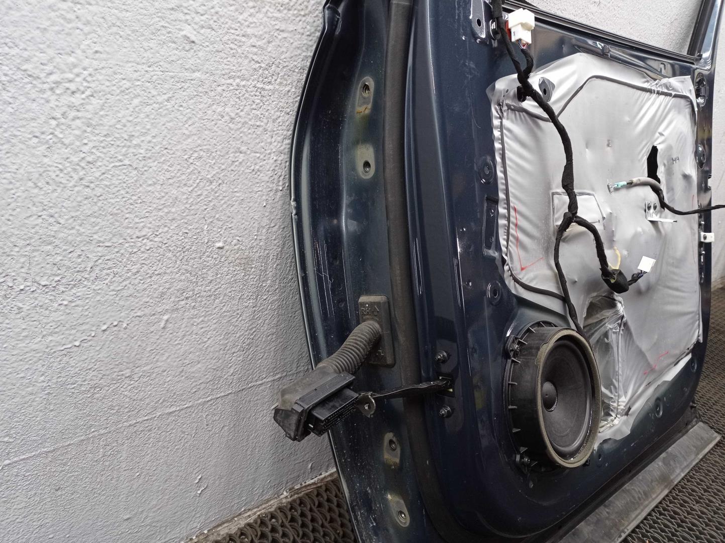 Замок двери передней правой