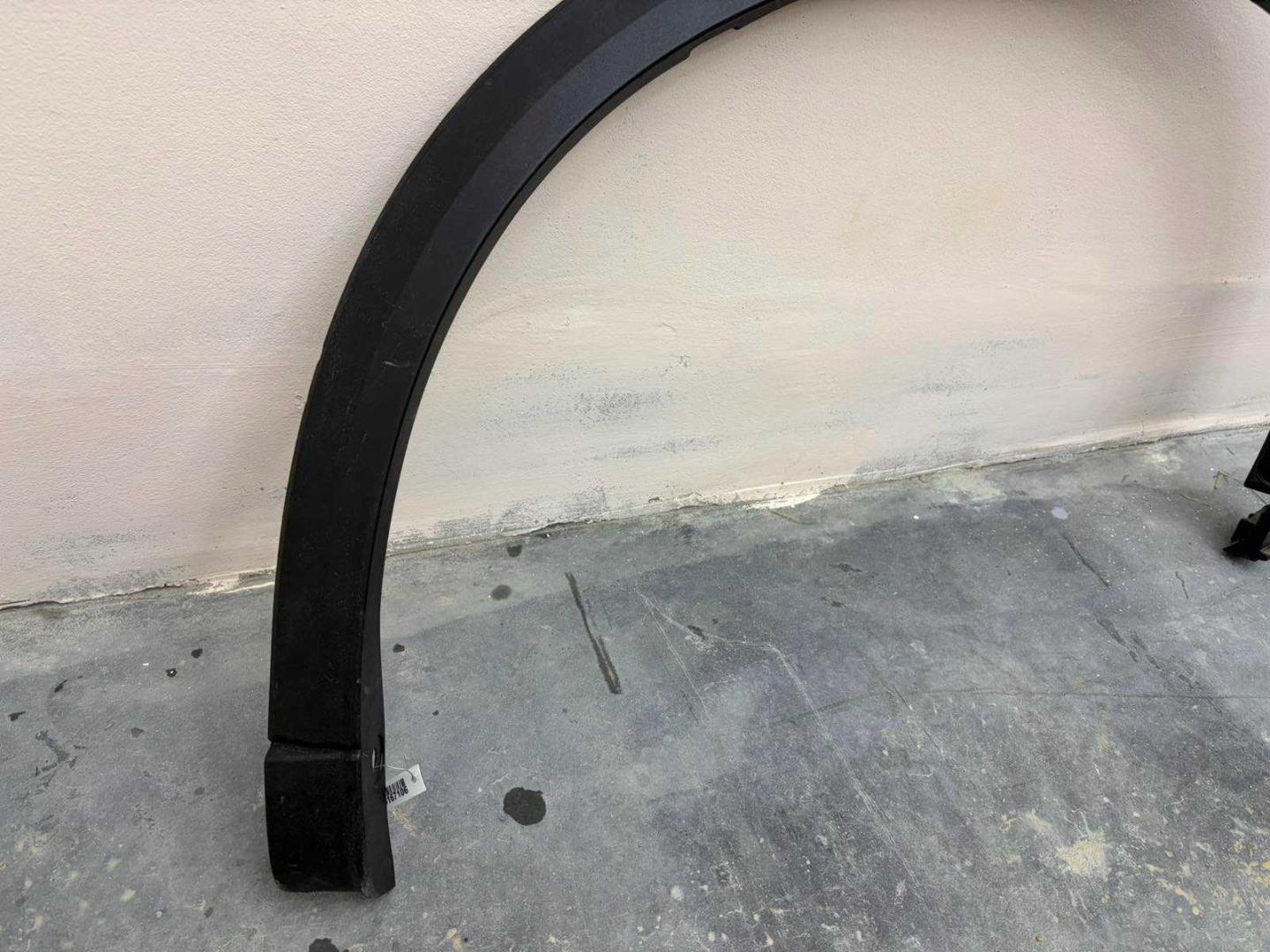 Накладка переднего крыла левого