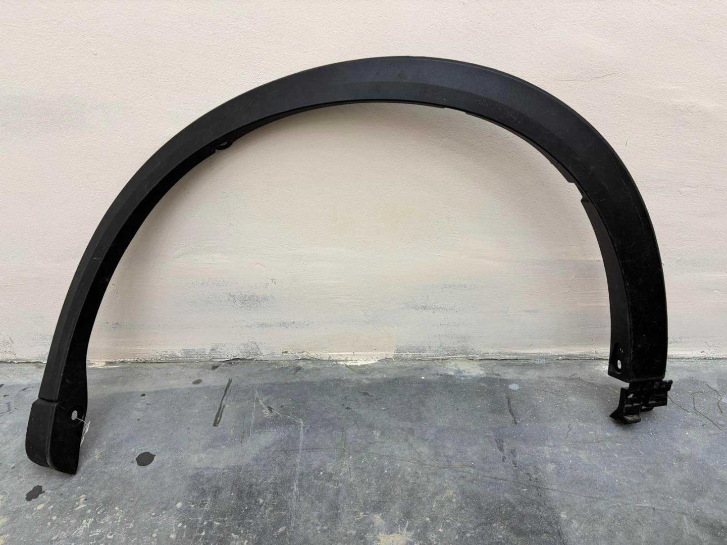 Накладка переднего крыла левого