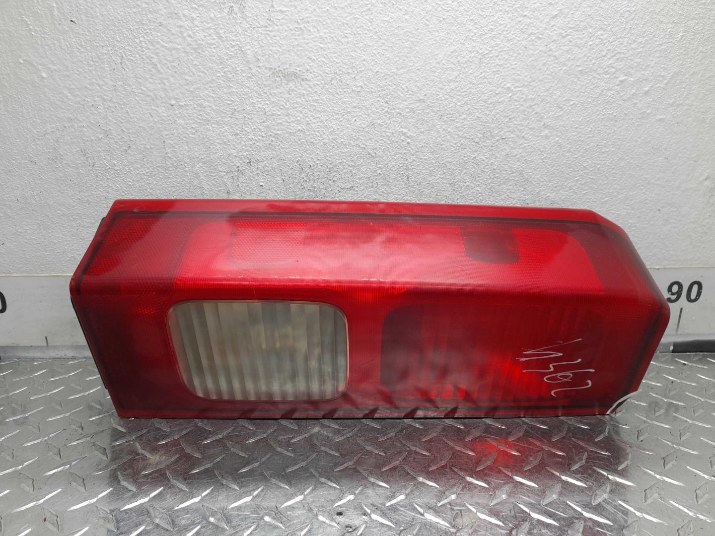 Фонарь задний наружный левый