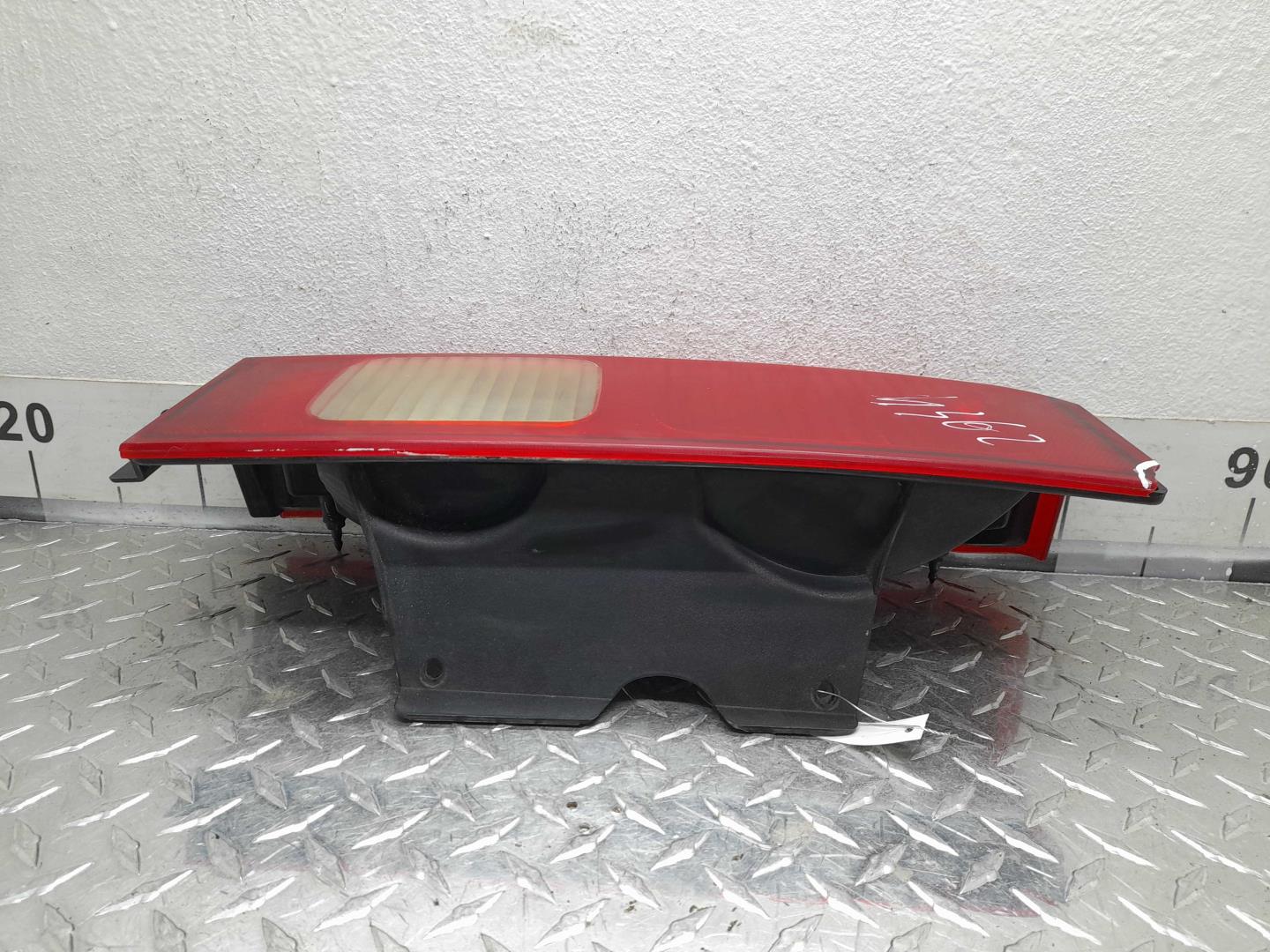 Фонарь задний наружный левый