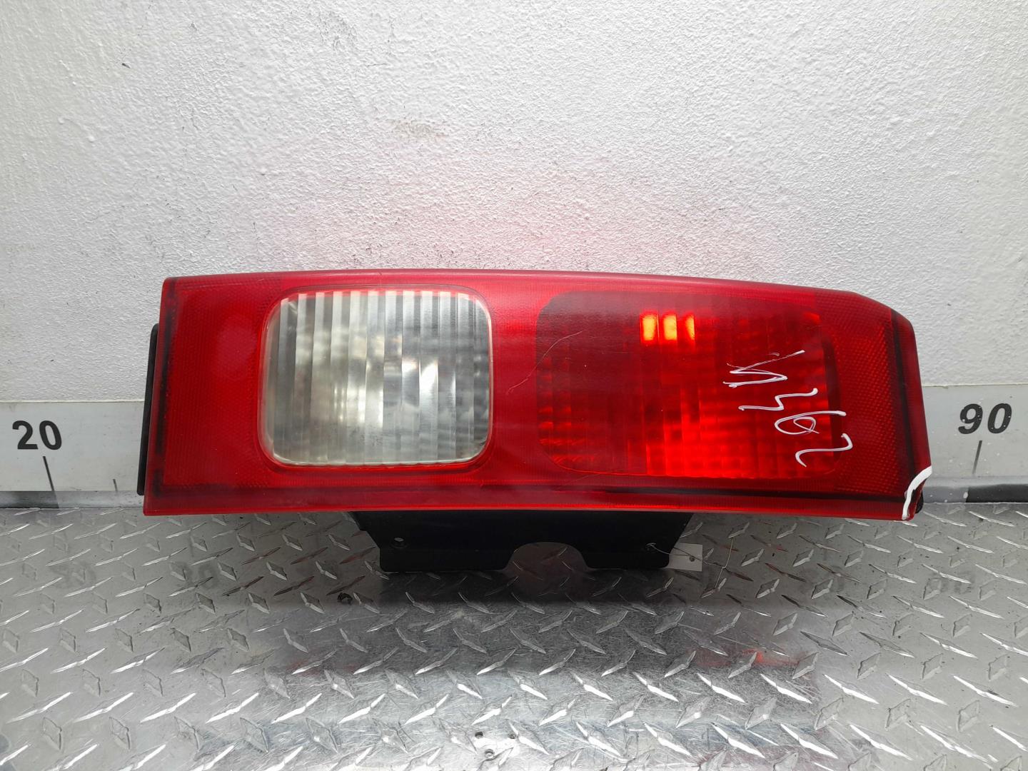 Фонарь задний наружный левый