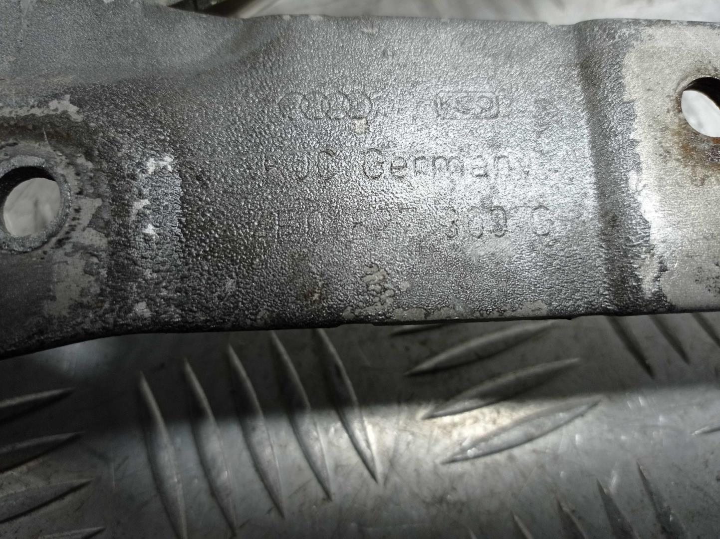 Петля крышки багажника