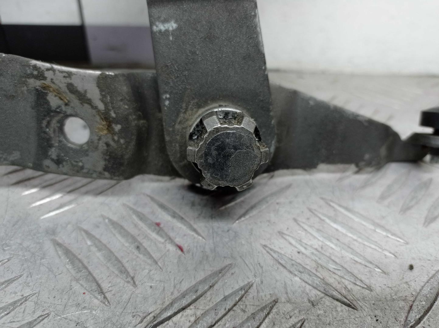 Петля крышки багажника