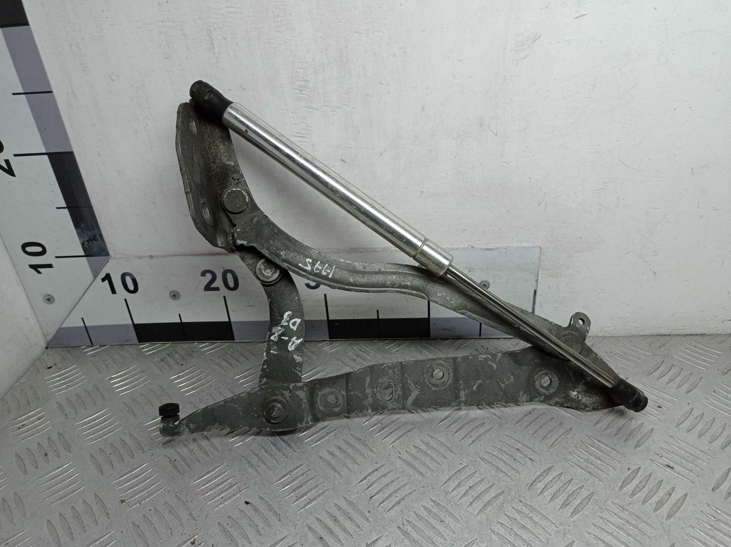 Петля крышки багажника