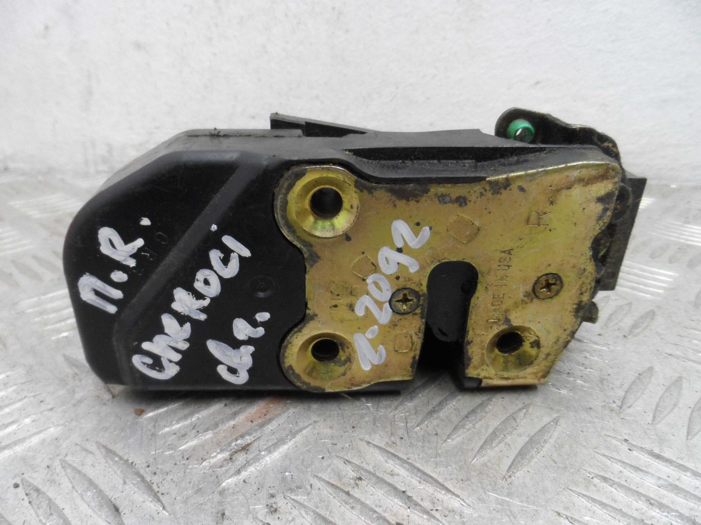 Замок двери передней правой