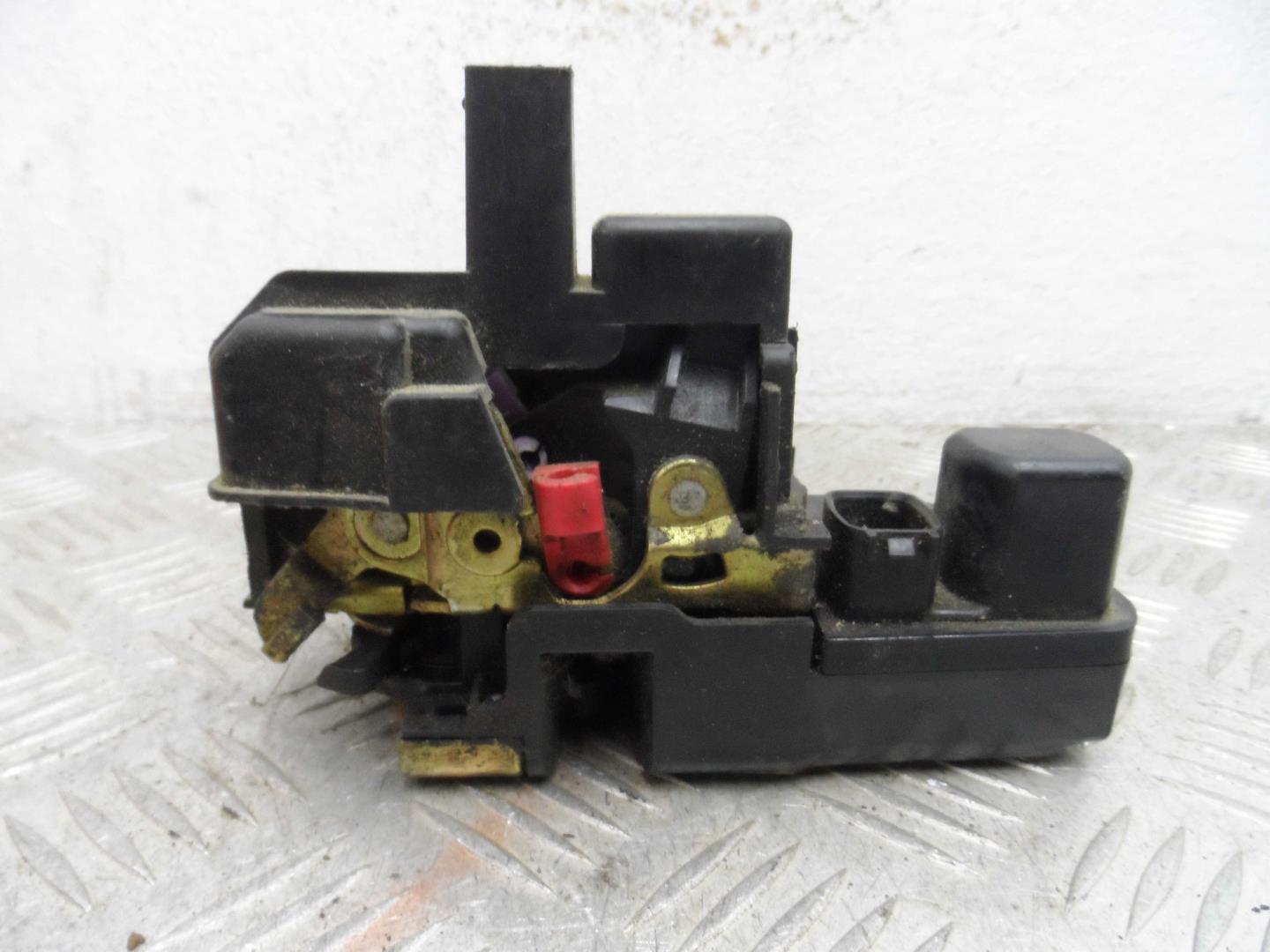 Замок двери передней правой