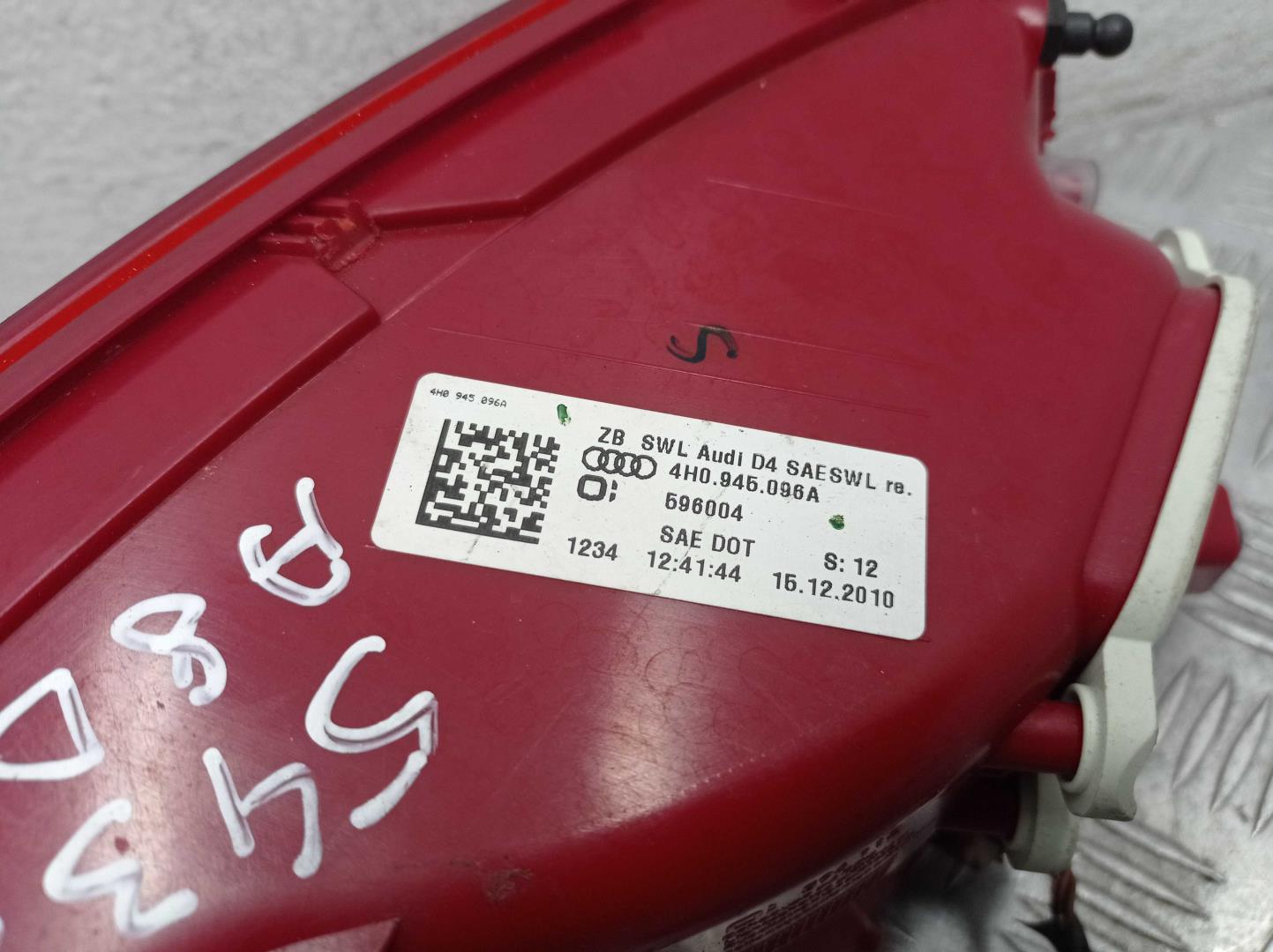 Фонарь задний наружный правый